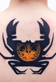 背部奇怪的黑色螃蟹与神秘符号纹身图案