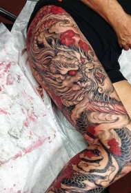 腿部独特设计的彩色亚洲龙花卉纹身图案