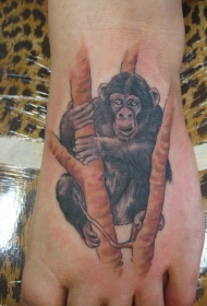 脚背美丽的黑猩猩和树枝纹身图案