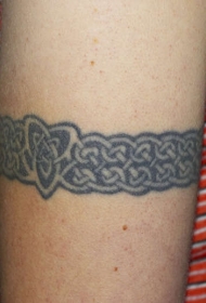 凯尔特花纹的臂环纹身图案