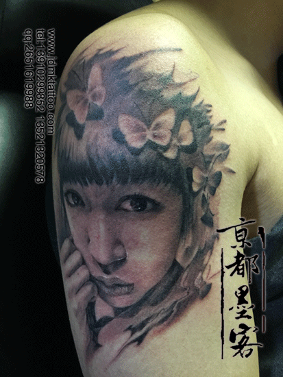 大臂黑色的亚洲女生肖像与蝴蝶纹身图案