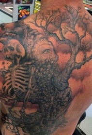 背部带有骨架与怪物树纹身图案
