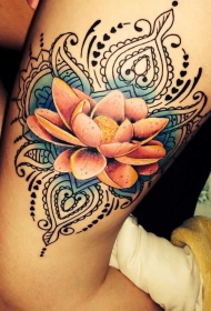 大臂写实逼真的彩绘莲花和梵花纹身图案