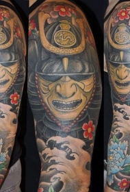 手臂彩色亚洲战士面具与花卉纹身图案