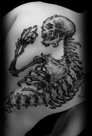 背部惊人的黑色恶魔人类骨架纹身图案