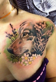 胸部自然彩色的狼头花朵纹身图案