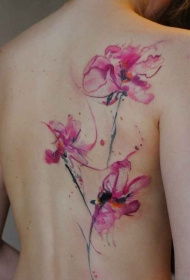 背部美丽的水彩花卉纹身图案
