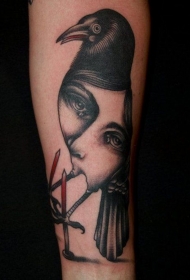 手臂神秘的彩绘乌鸦结合女性肖像纹身图案