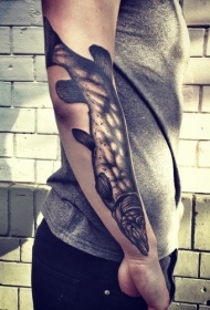 手臂惊人的黑白大鱼纹身图案