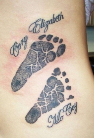 可爱的婴儿脚印和英文纹身图案