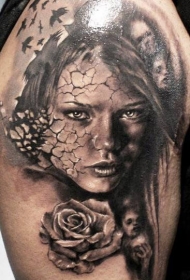 大臂黑灰风格女性损坏的脸和玫瑰纹身图案