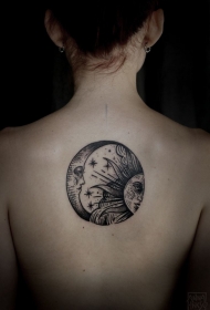 背部黑色线条太阳和月亮纹身图案