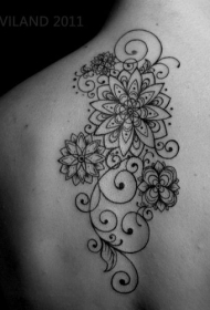 背部简单的黑色线条花卉纹身图案