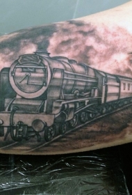 手臂简单设计的黑白火车纹身图案