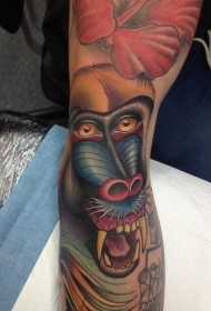 手臂令人印象深刻的彩色狒狒纹身图案