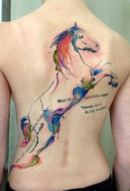 背部漂亮的彩色泼墨大马和字母纹身图案