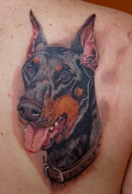 背部写实风格的杜宾犬头像纹身图案