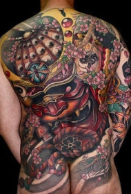 背部全新日式彩色的武士面具花朵纹身图案