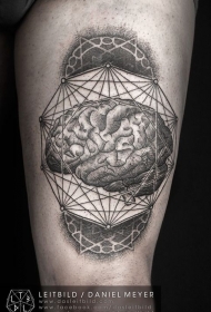 大腿惊人的点刺几何拼贴和大脑纹身图案