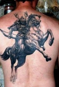 背部美妙的武士和战马纹身图案