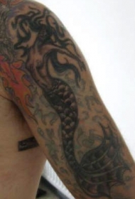 手臂优雅的黑色美人鱼纹身图案