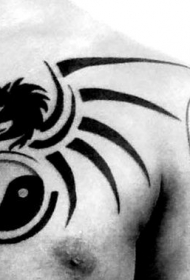胸部黑色的亚洲阴阳符号和龙图腾纹身图案