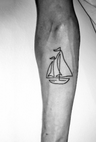 手臂简单的黑色线条小船纹身图案