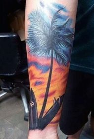 美丽的彩色棕榈树与冲浪板手臂纹身图案