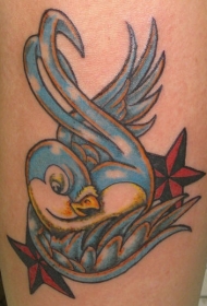 蓝色的鸟与星星纹身图案