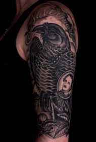 手臂上很酷的黑色乌鸦和男性肖像纹身图案