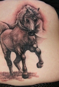 背部奔跑的黑色马纹身图案