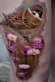 大腿写实风格彩色小鸟与花朵纹身图案