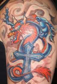 大臂亚洲龙与蓝十字架纹身图案