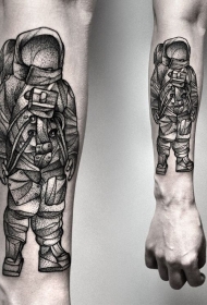 小臂黑灰点刺宇航员个性纹身图案