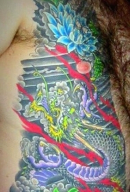侧肋紫色龙和五彩莲花纹身图案