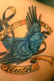 背部蓝色的燕子和字母纹身图案