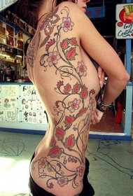 女生侧肋美丽的藤蔓与花卉纹身图案