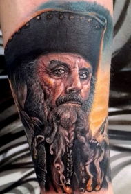 手臂写实的彩色海盗肖像纹身图案