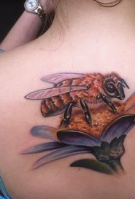 背部蜜蜂坐在花朵上纹身图案