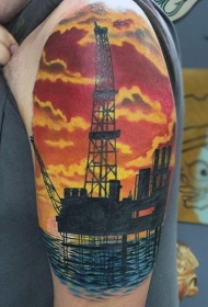 大臂工业风格彩色石油塔和海洋纹身图案