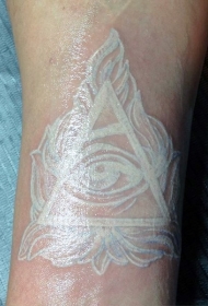 手臂白色的眼睛金字塔纹身图案