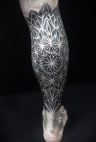 小腿黑白点刺花朵形状纹身图案