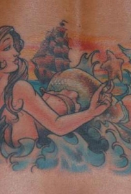 背部梦幻美人鱼与帆船纹身图案