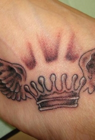 皇冠和翅膀个性纹身图案