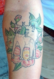 手臂滑稽的白色公牛花朵纹身图案
