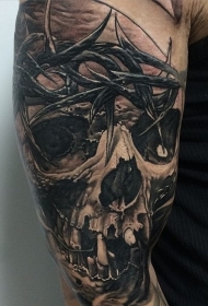 大臂黑灰风格骷髅与藤蔓纹身图案