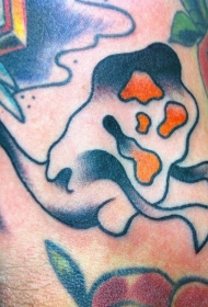 手臂上有趣的冷灰色幽灵鬼纹身图案