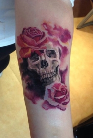 手臂粉红色的玫瑰与骷髅纹身图案