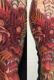 手臂亚洲风格红色的龙纹身图案