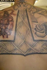 背部维京战士和锤子纹身图案